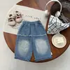 Jeans de moda y geniales para bebé niño principios de otoño 2026 nuevos pantalones casuales desgastados para bebé primavera y otoño pantalones largos versátiles para niños pequeños