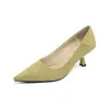 Zapatos de tacón de aguja de ante verde oliva con punta fina, modelo nuevo 2026, cómodos, de tacón alto, para estar de pie mucho tiempo y uso versátil en el lugar de trabajo.