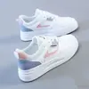 Zapatos Blancos para Mujer Primavera y Verano 2023 de Cuero Impermeables Versátiles Casuales Estilo Universitario Tenis con Suelas Suaves y Zapatillas para Correr que Aumentan la Altura