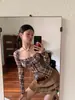 Elegante Camisa de Cuello Cuadrado con Top de Malla a Cuadros en Contraste para Mujer en Otoño Nueva Camiseta de Manga Larga con Pliegues Ajustada Protectora Solar para Mujer