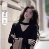 Vestido de punto ajustado de manga larga con cuello halter en V negro estilo Hepburn elegante para mujer
