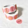 Pegatinas Redondas Rosas Hechas a Mano con Amor y Lámina Dorada, Autoadhesivas Empacadas en Rollo, para Decoración de Sobres y Regalos Navideños