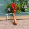 Pingente Chaveiro Espada e Machado de Madeira de Pêssego Cordão Vermelho Tecido Broche Bebê Levar Pingente de Madeira de Pêssego Semiacabado