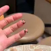 Aretes de plata de ley S925 bañados en oro de 18 quilates, con circonitas de color rojo granate, versátiles para el uso diario, lujo ligero con un toque de alta gama