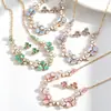 Conjunto de collar y pendientes de trébol con esmalte degradado estilo francés, cadena para la clavícula con incrustaciones de flores de diamante coloridas de lujo ligero, joyería floral