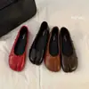 Zapatos planos de ballet de piel de cerdo con punta dividida plisada estilo coreano 2026, retro y a la moda, versátiles