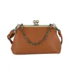 Bolsas: Bolsas de mano retro con forma de concha europeas y americanas transfronterizas para mujer, nuevos bolsos cruzados de moda 2026 para el día a día, y bolsos tote para mujer con cierre de solapa