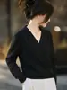 Suéter de punto con cuello en V cruzado y manga larga que acentúa la clavícula, simple y estilizado, versátil para primavera y otoño, estilo elegante y relajado para mujer