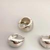 Brincos de fivela de orelha pequenos brilhantes de novo estilo europeu e americano, brincos de moda personalizados femininos de latão galvanizado com textura de ouro 18K, brincos atacado