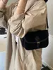 Bolsa transversal de nicho super popular para mulheres no outono e inverno de 2026, nova bolsa vintage de couro fosco sob o braço, bolsa de ombro tipo sela