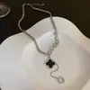 Colar com Pingente de Flor Negra de Quatro Pétalas Cravejado de Diamantes Design de Nicho Feminino Corrente de Suéter Personalidade Elegante Doce Cool Colar