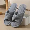 Nuevas zapatillas de algodón de pana cruzadas para venta transfronteriza, venta al por mayor para el hogar de otoño e invierno, zapatillas cálidas de interior para mujer, invierno
