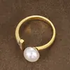 Anel aberto em formato de T com zircônia cúbica e pérola, estiloso, moderno e requintado, um acessório de nicho e de alta qualidade, perfeito para o uso diário e como presente para amigos próximos.