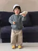 Jaqueta Suéter Listrada de Outono para Bebê Menino 2026 Novo Estilo Coreano Roupas Infantis Conjunto de Calças Casuais para Meninos
