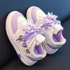Tenis para niña con suelas suaves, zapatillas deportivas para niños, nuevos zapatos blancos de dibujos animados para otoño 2026, ligeros, antideslizantes, zapatos casuales para niños