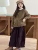Nova coleção de inverno de suéteres e cardigãs para meninas, apresentando designs estilosos e modernos para crianças