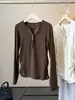 Camiseta de mujer gris de manga larga con cuello medio abierto, nuevo estilo de principios de otoño, cintura fruncida, corte ajustado, camiseta básica adelgazante, top interior