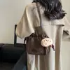 Bolso de diseño de nicho para mujer, nuevo bolso de mensajero plisado de alta calidad de moda 2023, bolso de hombro popular versátil para otoño e invierno.