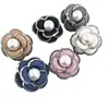 Broche de Camélia Pequena Fragrante de Temperamento Suave Estilo Francês Moda Design Exquisito Broche de Alfinete Acessório de Broche Estilo Nobre