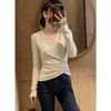 Camiseta de moda irregular elegante de manga larga con cuello en V plisado para mujer, adecuada tanto para llevar sola como debajo de otra prenda, nuevo top ajustado de principios de otoño 2026