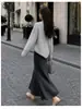 Falda gris de línea A para mujer, nuevo estilo otoño 2026, elegante, casual, adelgazante, cintura alta elástica, cola de pez, ajustada, falda larga