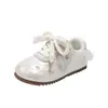 Zapatillas de moda para niñas 2026 otoño nuevo zapatos para bebés y niños pequeños cordones antideslizantes zapatos casuales para niños pequeños venta al por mayor