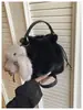 Bolso Cubo de Peluche Nuevo Rosa y Blanco 2026 para Mujer, Estilo Coreano, Lindo y Adorable con Colgante de Orejas de Conejo, Bolso Cruzado