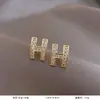 Versão coreana estilo TikTok de brincos de pérola populares para mulheres, luxo leve com sensação de alta qualidade, brincos versáteis de nicho, acessórios de orelha elegantes e modernos
