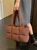 Bolso tote simple de gran capacidad para mujer, nuevo bolso de hombro casual para el otoño de 2026, bolso acolchado de algodón súper popular y moderno
