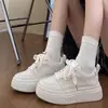 Zapatos de mujer para combinar con faldas, tenis blancos, nuevo modelo 2026 zapatos deportivos, otoño transpirables populares de suela gruesa casual tenis estilo Chanel
