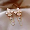 Brincos de Franja Flor de Pérola Cravejados com Diamantes, Estilo Francês de Luxo Leve, com uma Vibe de Nicho e Atmosférica, Brincos Modernos e de Alta Qualidade