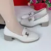 Zapatos de cuero para mujer estilo británico, nuevo modelo otoño 2026, mocasines versátiles slip-on de cuero suave con suela blanda para madres