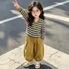 Conjunto de duas peças listrado com capuz para meninas de comércio exterior outono 2026 novo conjunto de uniforme escolar infantil estiloso roupas infantis da moda