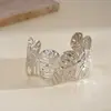 Pulsera de Metal Plegado de Hoja Ancha Transfronteriza Europea y Americana, Pulsera Versátil de Moda de Nicho, Joyería Personalizada de Alta Gama para Mujeres