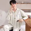 Pijama Masculino de Manga Larga y Pantalón Largo al por Mayor, Nuevo Estilo Otoño Algodón Puro Casual Cardigan Dibujos Animados Conjunto de Ropa de Casa que se Puede Usar Afuera
