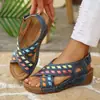 Sandálias de sola grossa estilo europeu e americano para mulheres, com design de dedo do pé, salto anabela, patchwork colorido e estilo de tira única, um popular lançamento de verão para exportação