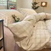 Juego de ropa de cama a rayas a cuadros de algodón lavado minimalista estilo INS de cuatro piezas para dormitorio, funda de edredón, sábana plana, sábana bajera, juego de ropa de cama de tres piezas para todas las estaciones