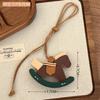Colgante de Caballo Mecedora de Cuero Vintage Lindo Adorno Colgante para Mochila o Coche Caballo Mecedora Collar Creativo Accesorio Pequeño Versátil