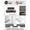 Cama estilo italiano em couro preto com estofamento segmentado em listras verticais, apresentando acabamento em couro Nappa, bordas niveladas e uma estrutura de piso, adequada para o quarto principal ou secundário
