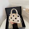 Verano Nuevo Moderno Sencillo Estilo Coreano para Mujer 2026 Lujo Ligero Lunares Elegante Moderno Bolso Cruzado de Mano con Forma de Concha