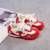Zapatos infantiles de estilo coreano Forrest Gump 2026 primavera y otoño nuevo color de moda bloques de color transpirables casuales suela blanda zapatos deportivos para niños y niñas