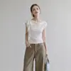 Camiseta Feminina de Verão Nova Cor Damasco Claro com Babados Irregulares, Uma Alça, Manga Curta, Design Slim Fit, Pequenas Mangas Volumosas, Top Cropped