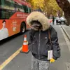 Parka com capuz retrô de inverno com gola grande de pele para mulheres, peça de workwear curta e de corte solto com forro completo de lã de cordeiro, casaco de algodão espessado