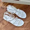 Sandálias com Rebites e Logo Personalizado para o Verão, Sapatos Romanos Planos Antiderrapantes Estilo Europeu e Americano com Fivela, Sandálias de Gel para Praia para Mulheres