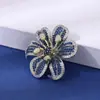 Nuevo Broche de Flor de Lirio Roja y Azul con Circonita Micro-Pavimentada de Industria Pesada Lujoso Elegante Accesorios para Abrigo Traje de Mujer Ramillete