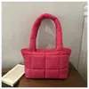 Bolso tote relleno de plumas estilo europeo y americano, un bolso de mano elegante y de alta calidad para mujer, nueva colección de invierno, bolso de hombro y bolso de axila para el trabajo