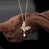 Nuevo collar con colgante popular de cadena de clavícula de alta calidad con diseño de nicho de lujo y luz de arco 2024