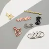 Etiquetas metálicas cosidas a mano, accesorios para ropa, costuras de marca registrada, placas de identificación, herrajes de aleación de zinc con letras y logotipos perforados