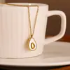 2024 nuevo estilo cadena para clavícula que no se decolora concha aguacate titanio acero collar para mujer diseño de nicho sentido de diseño lujo ligero de alta gama