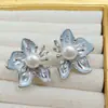 Aretes de botón de flor de perla natural y circonita dorados en oro real, aretes de moda y elegantes, estilo de lujo ligero con un diseño único, aretes de nicho
